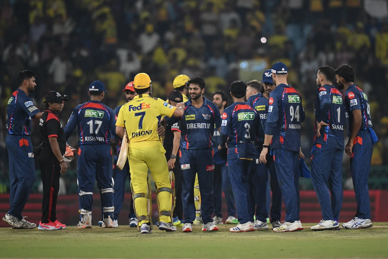 MS Dhoni with Entire LSG Team